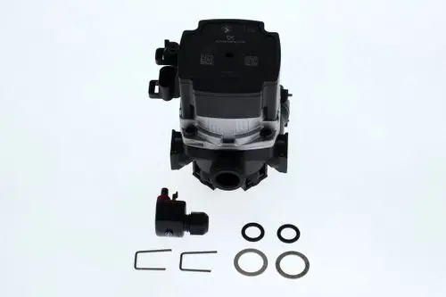 Bosch Pumpe mit grauem Gehäuse, elektrischen Anschlüssen und Zubehörteilen wie Dichtungen und einer zusätzlichen kleinen Einheit, angeordnet auf einem weißen Hintergrund.